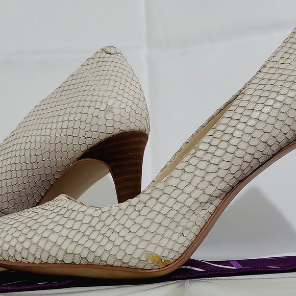 Nine West White/Cream Leather Snakeskin Closed Toe Heels - Size 6.5 M - Picture 9 of 16